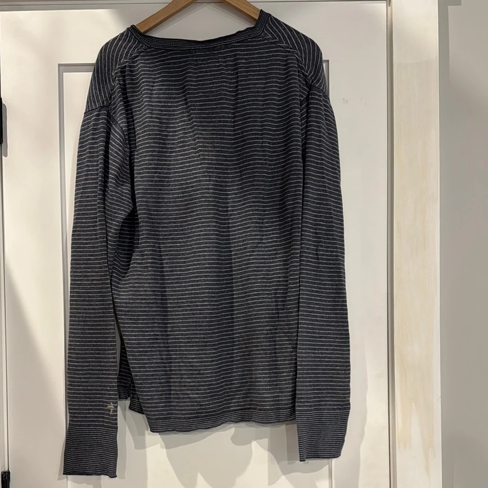 Gray V-Neck Sweater with Ribbed Texture - Picture 2 of 8